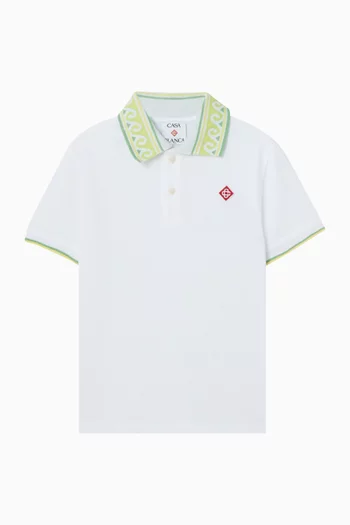 فستان بنقشة مموجة وأحرف شعار الماركة