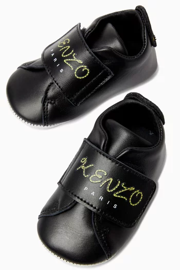 حذاء مطرز بشعار الماركة للرضع