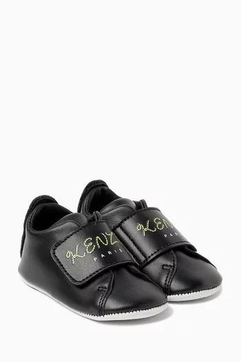 حذاء مطرز بشعار الماركة للرضع