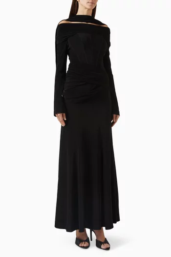 فستان سهرة بقصة ذيل السمكة وأكتاف مكشوفة