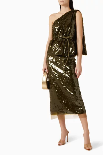 بلوزة بكتف مكشوف مطرزة بالترتر