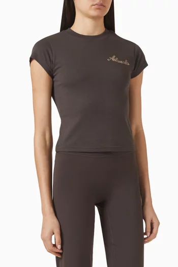 تي شيرت بقصة ضيقة وشعار الماركة قطن وجيرسيه