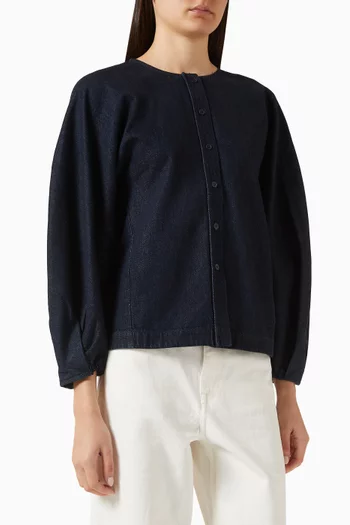 بلوزة دينم بقصة مستديرة