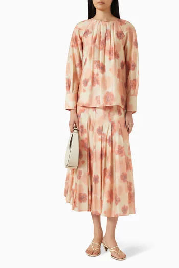 تنورة بنقشة وطيّات