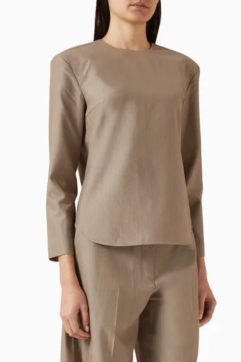 بلوزة بأكتاف مبطّنة