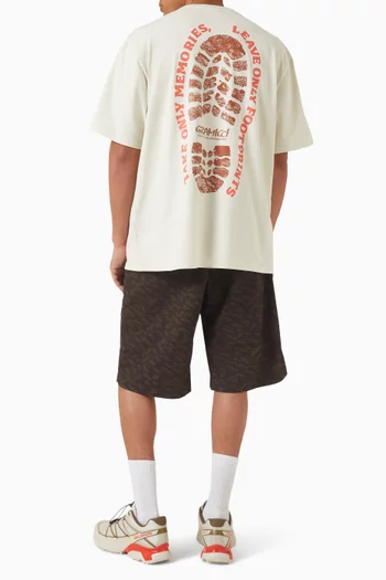 تي شيرت مصبوغ بطبعة آثار أقدام قطن جيرسيه