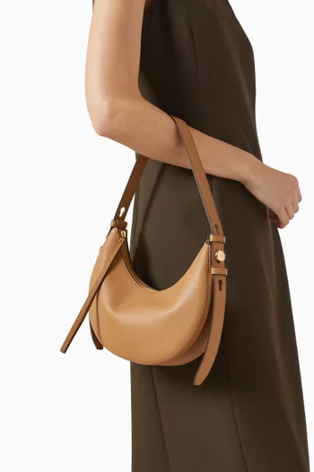 حقيبة كتف رومي بتصميم نصف دائري جلد بارز الملمس