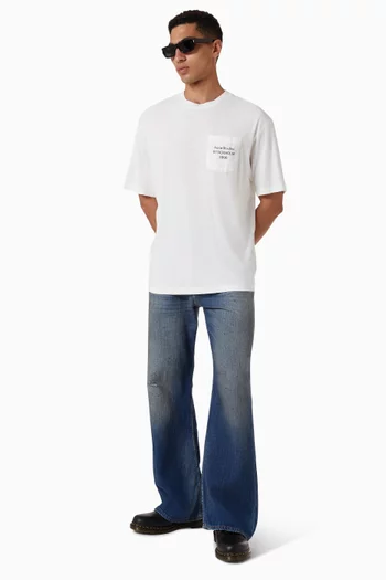 تي شيرت بشعار الماركة على الجيب قطن