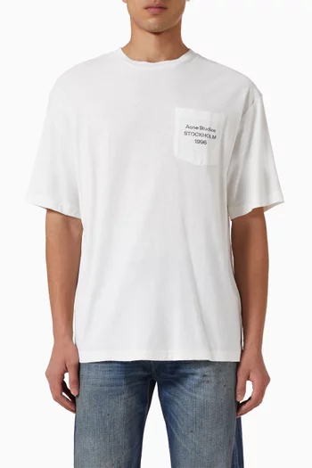 تي شيرت بشعار الماركة على الجيب قطن