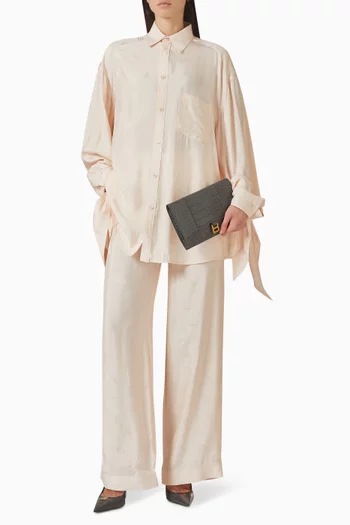 بنطال بقصة بسيطة وانسيابية