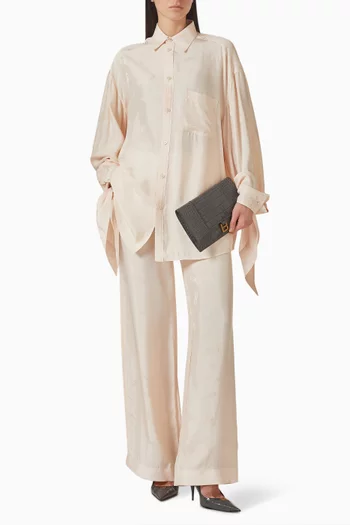 بلوزة بأساور بعقدة ونقشة شعار الماركة