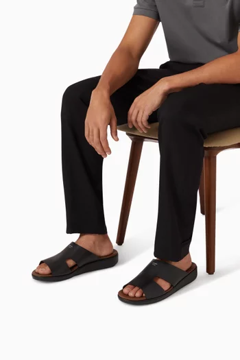 حذاء مفتوح بشعار الماركة جلد