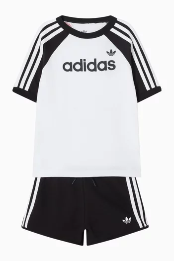 طقم تي شيرت بشعار الماركة وشورت جيرسيه