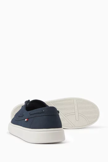 سنيكرز بأربطة وشعار الماركة