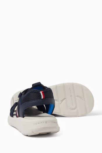 صندل بأربطة وشعار الماركة