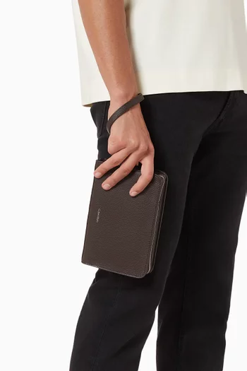 حقيبة صغيرة محفورة بشعار الماركة اللامع جلد