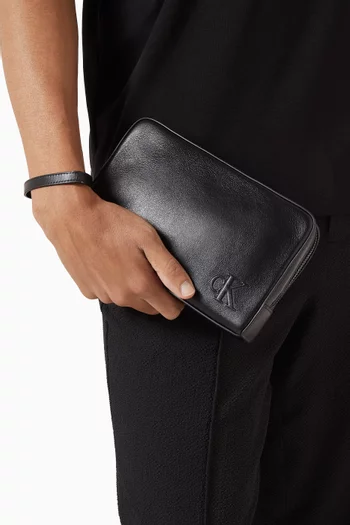 حقيبة صغيرة بشعار الماركة جلد