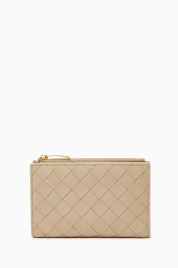 محفظة متوسطة ثنائية الطي بسحّاب جلد مجدول