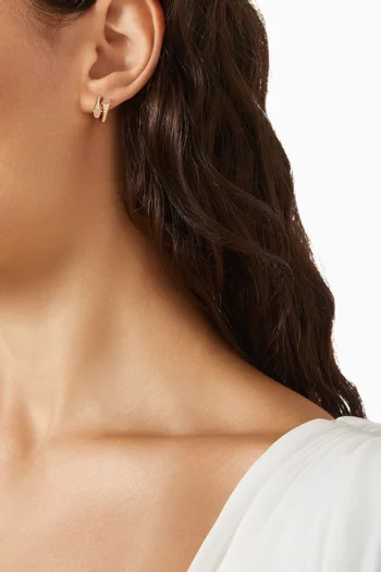 أقراط هاجي كليو مرصعة بماس وكوارتز وردي ذهب وردي عيار 18