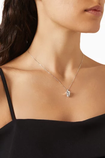 قلادة كليو بدلاية هاجي مرصعة بماس وعقيق بلون كريمي ذهب أبيض عيار 18