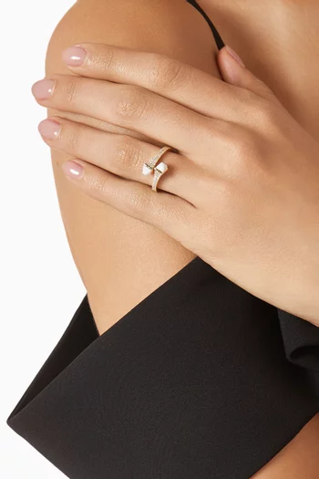 خاتم كليو بتصميم ملفوف مرصع بماس وعقيق بلون كريمي ذهب عيار 18