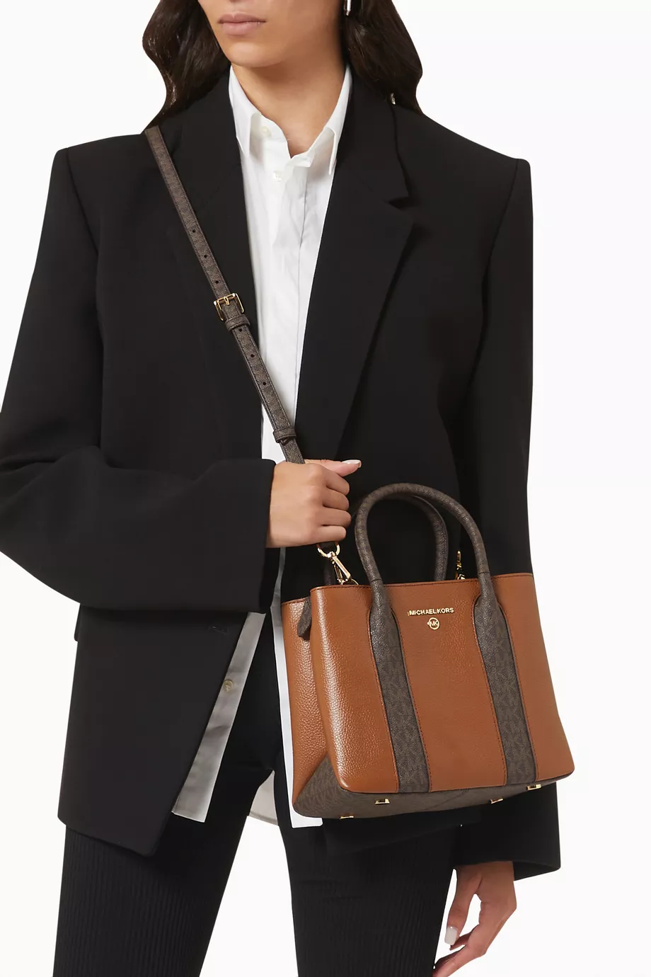 Shop Michael Kors Brown Medium Austin Messenger Bag in Leather for WOMEN |  Ounass Kuwait